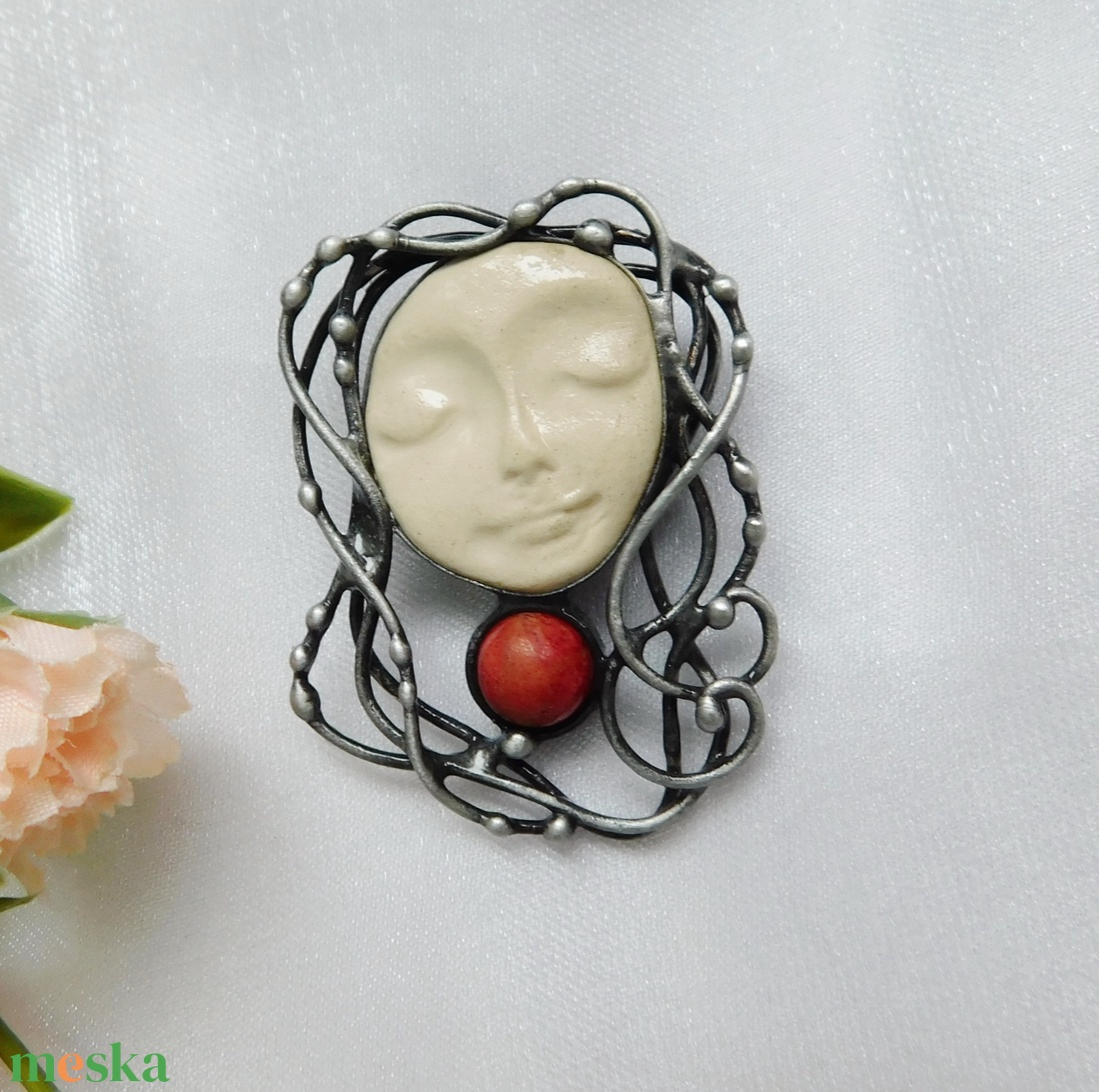 Nila - bross / kitűző korallal - ékszer - kitűző és bross - Meska.hu