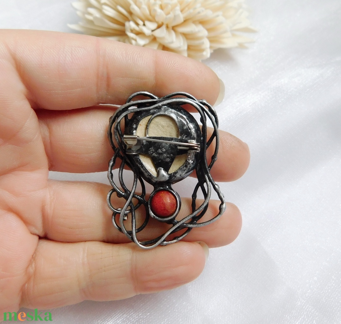 Nila - bross / kitűző korallal - ékszer - kitűző és bross - Meska.hu