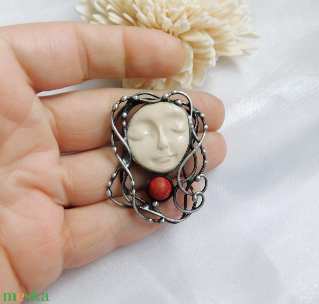 Nila - bross / kitűző korallal - ékszer - kitűző és bross - Meska.hu