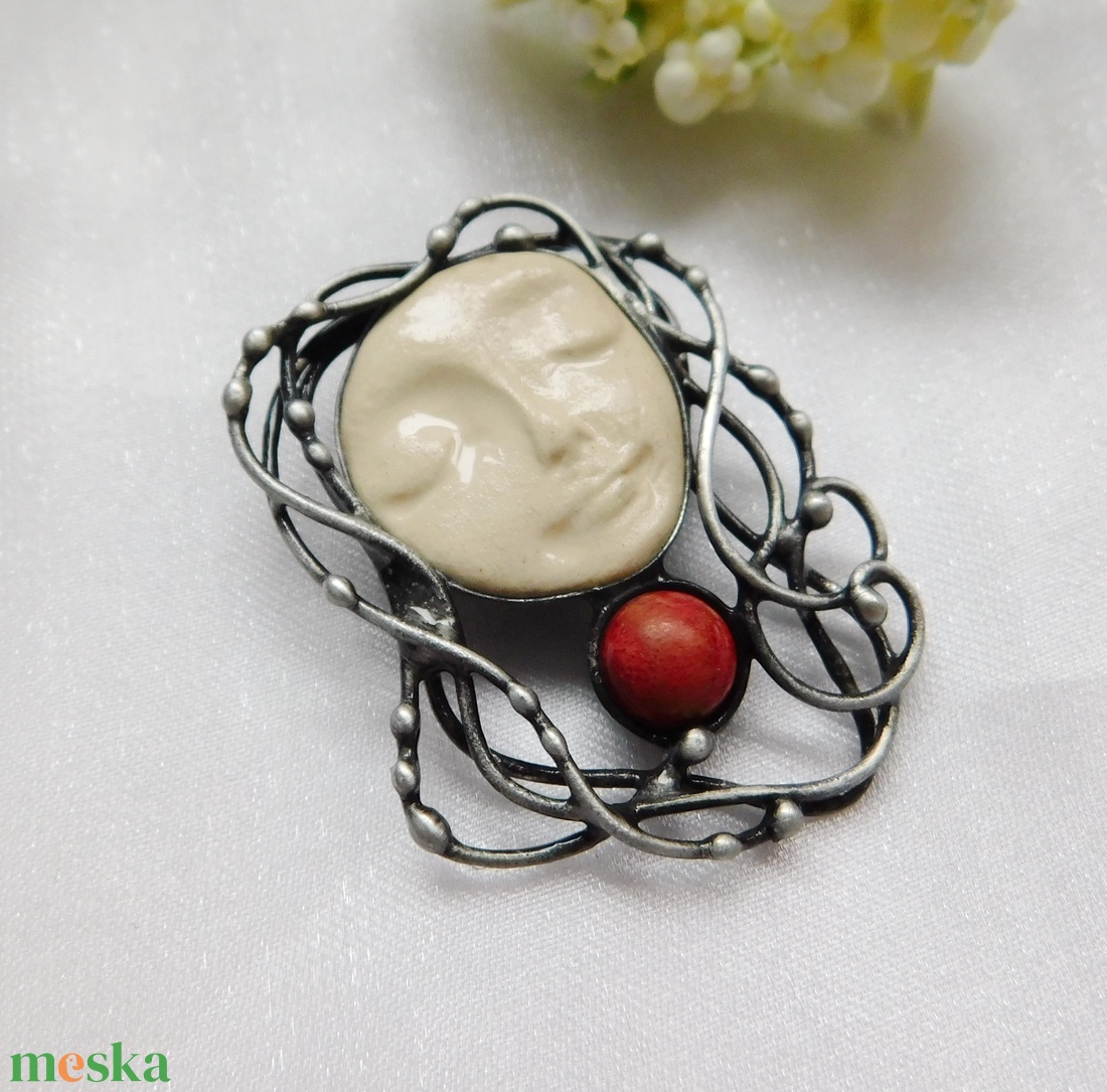 Nila - bross / kitűző korallal - ékszer - kitűző és bross - Meska.hu