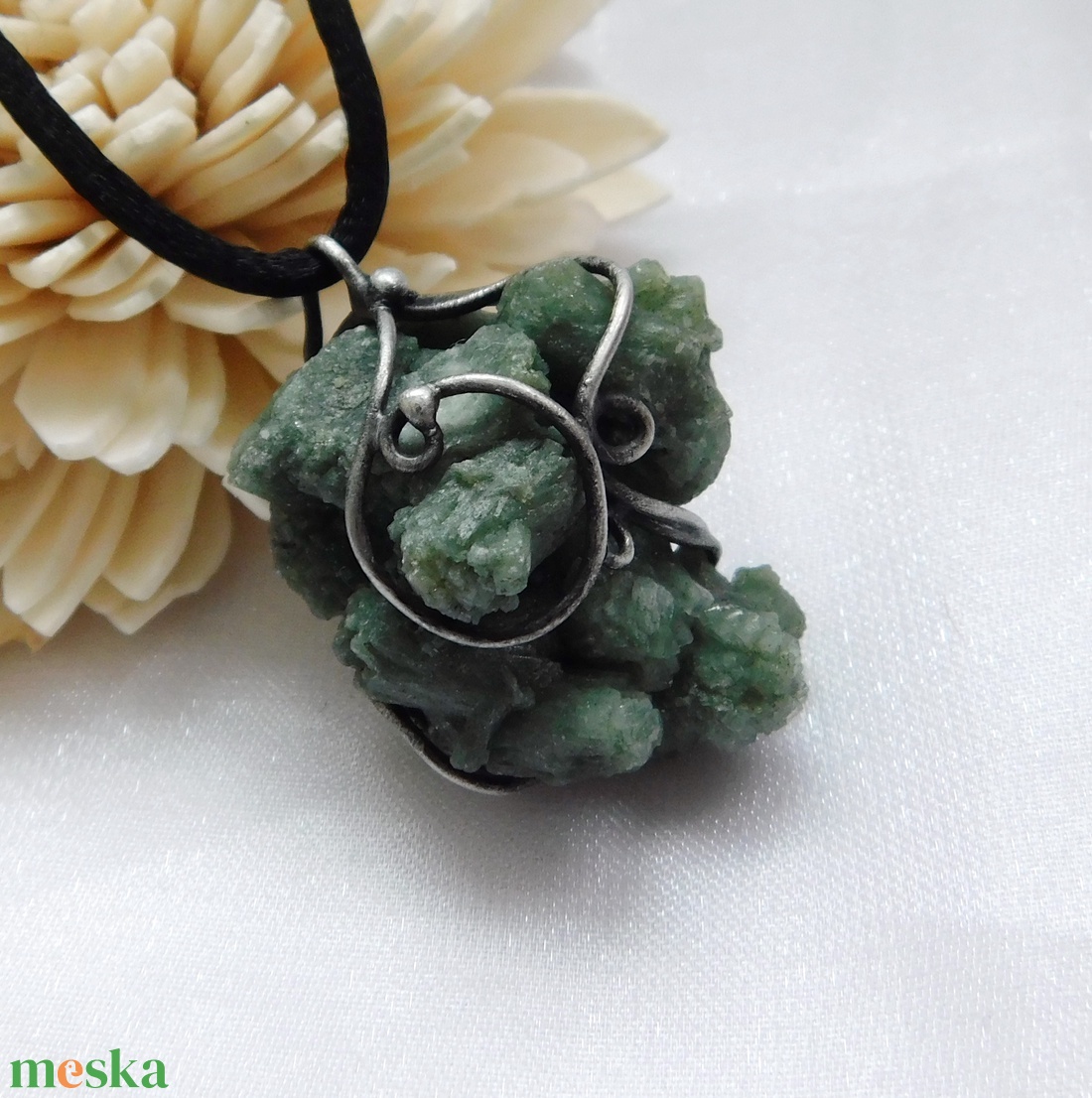 Nyers prehnit medál  - ékszer - nyaklánc - medál - Meska.hu