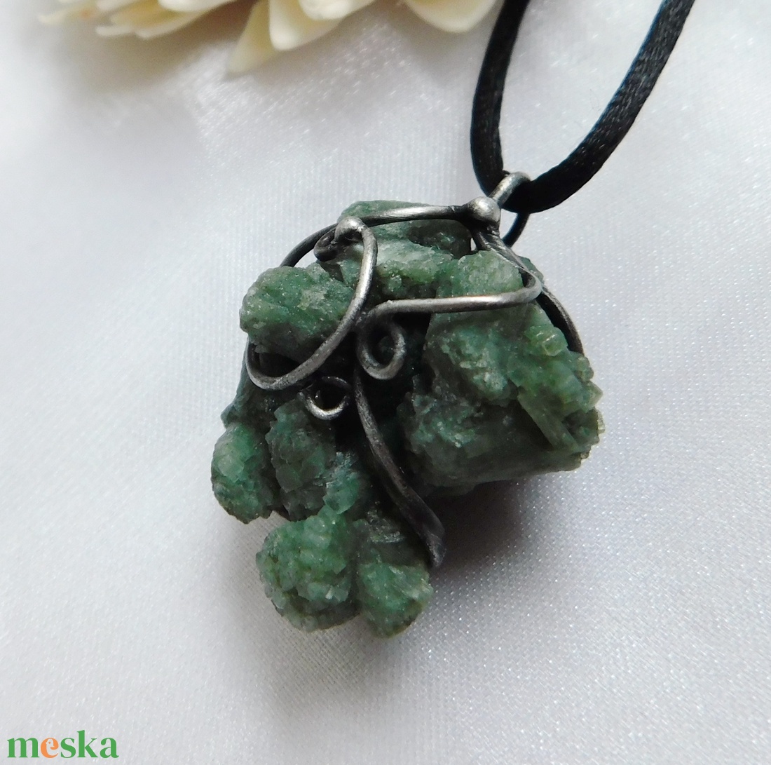 Nyers prehnit medál  - ékszer - nyaklánc - medál - Meska.hu