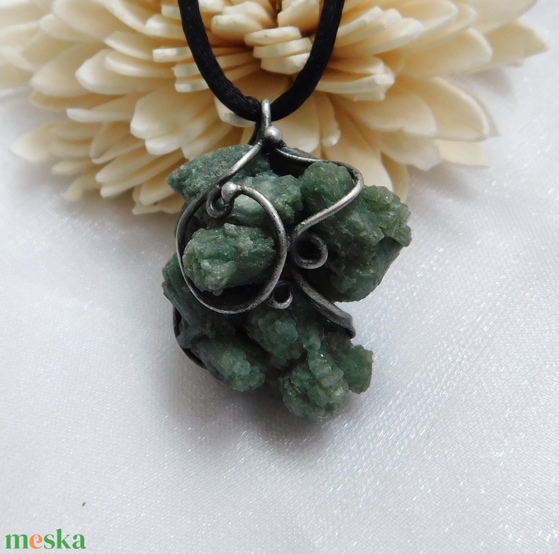 Nyers prehnit medál  - ékszer - nyaklánc - medál - Meska.hu