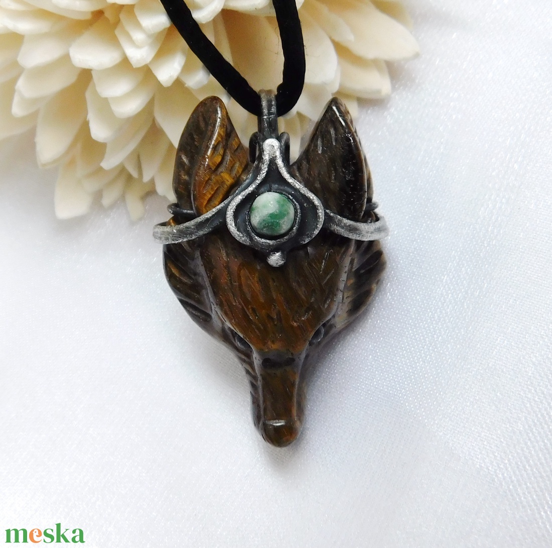 Tigrisszem farkas medál faacháttal - ékszer - nyaklánc - medál - Meska.hu
