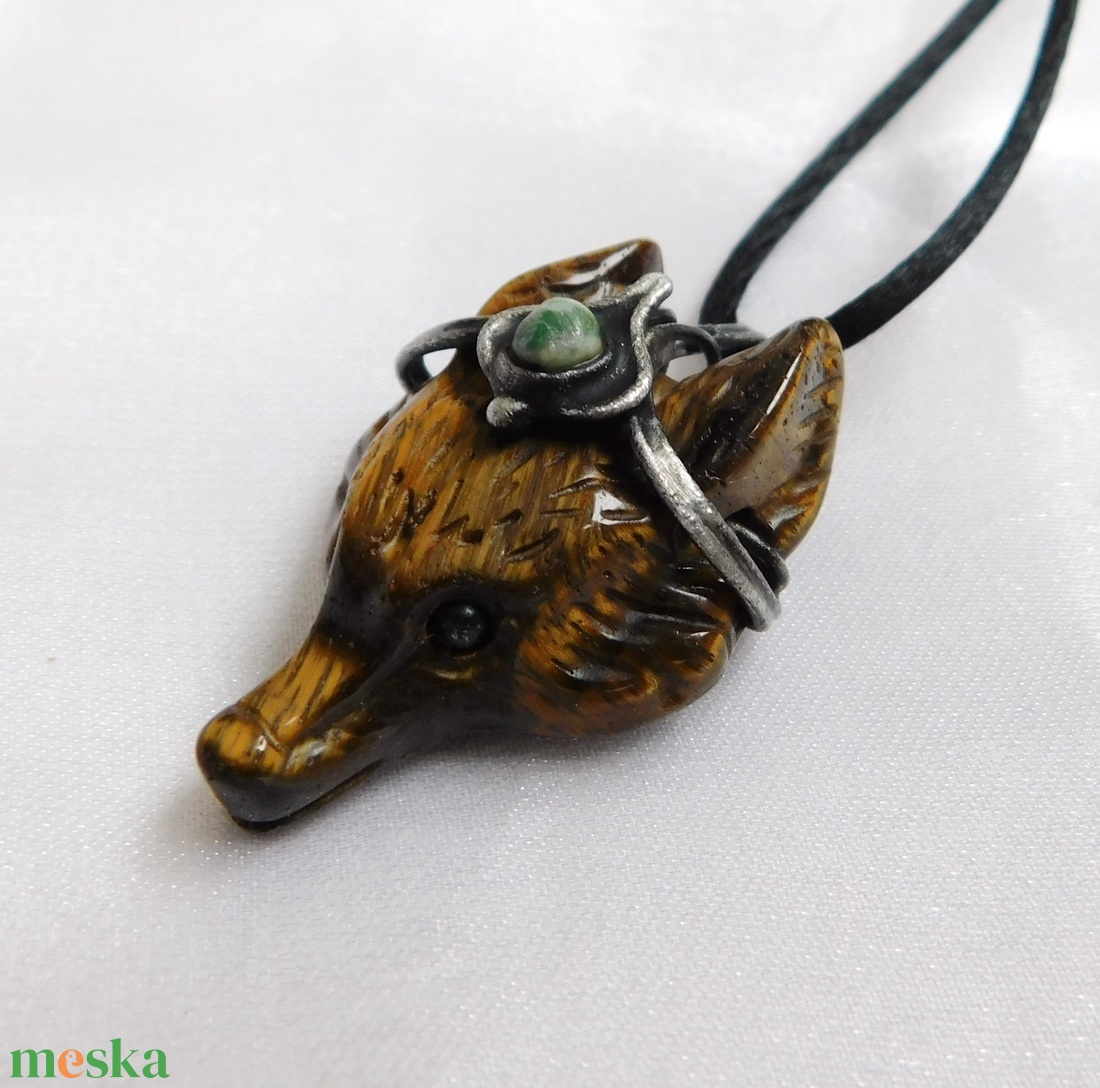 Tigrisszem farkas medál faacháttal - ékszer - nyaklánc - medál - Meska.hu