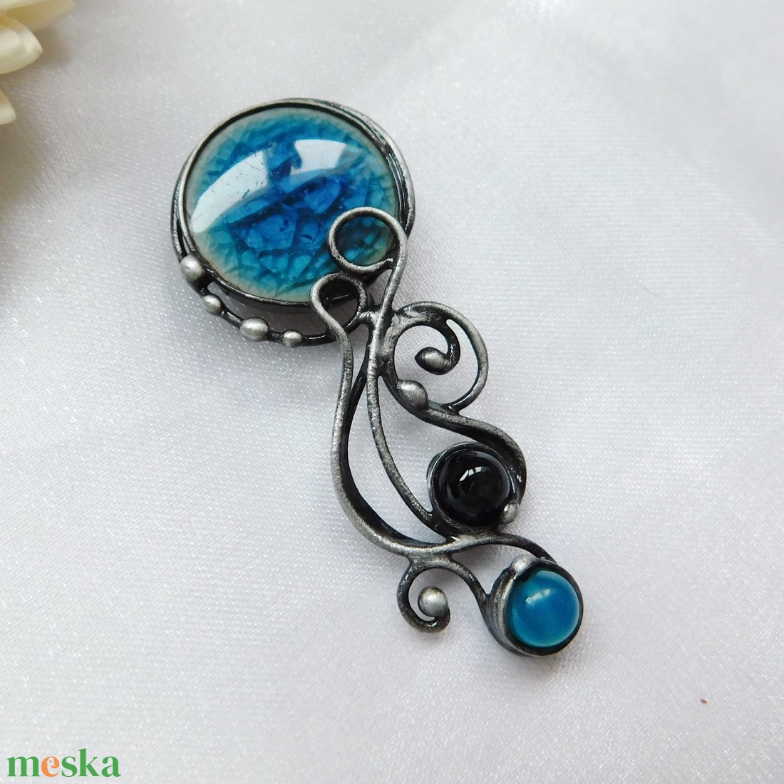 Kerámia bross / kitűző acháttal és ónixszal - ékszer - kitűző és bross - Meska.hu