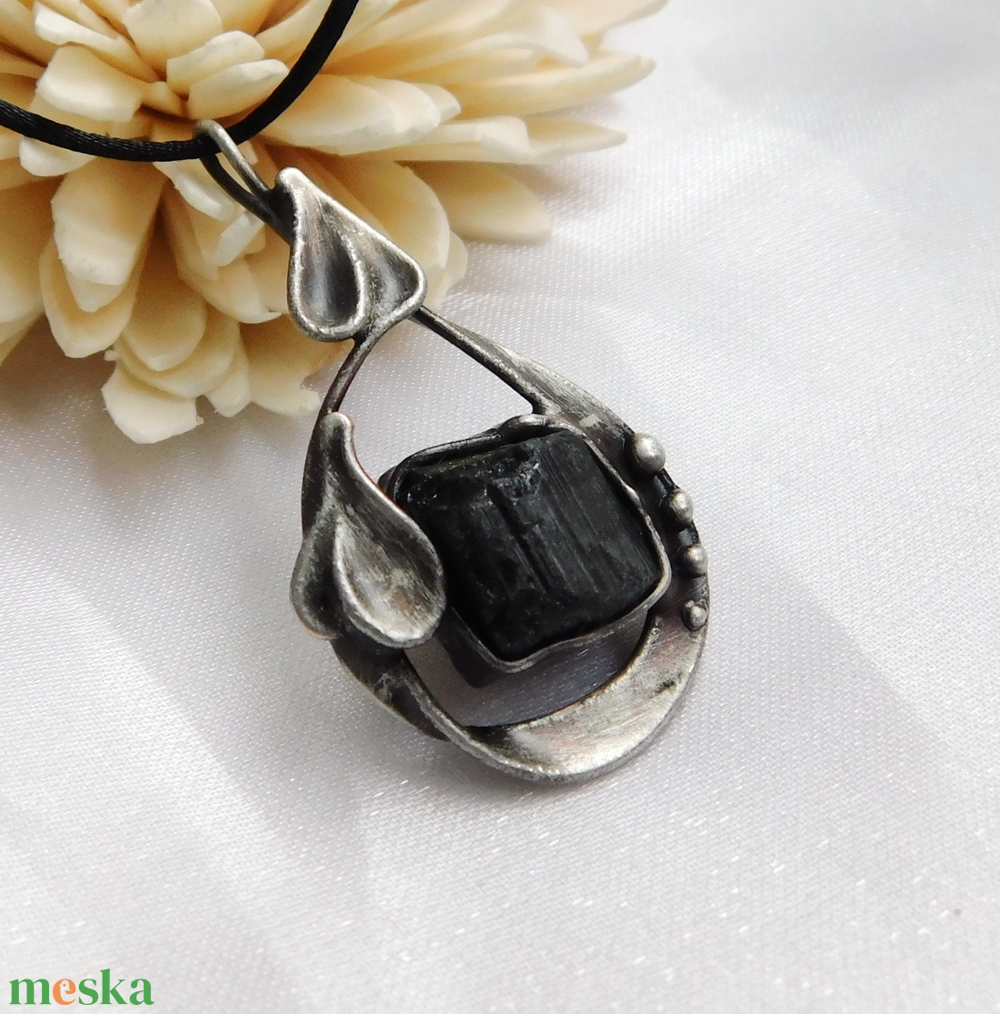 Nyers turmalin medál - ékszer - nyaklánc - medál - Meska.hu