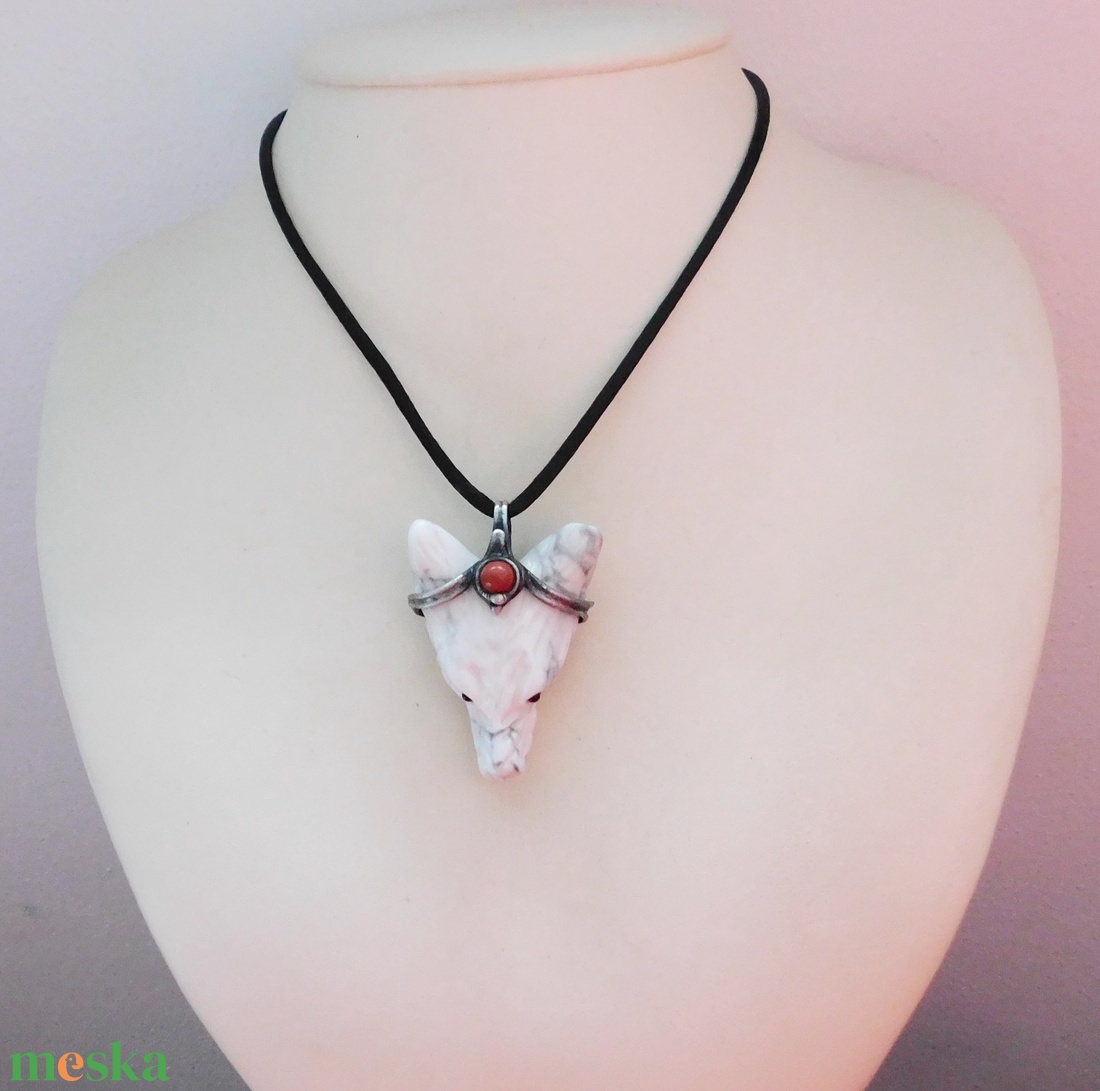 Howlit farkas medál vörös jáspissal - ékszer - nyaklánc - medál - Meska.hu