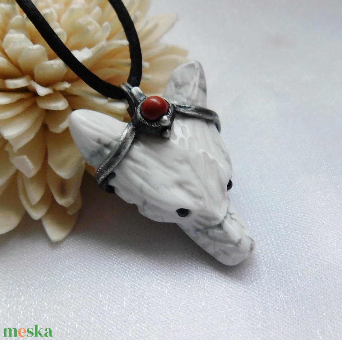Howlit farkas medál vörös jáspissal - ékszer - nyaklánc - medál - Meska.hu