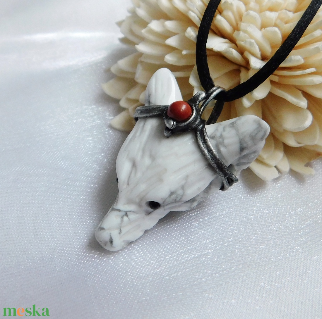 Howlit farkas medál vörös jáspissal - ékszer - nyaklánc - medál - Meska.hu