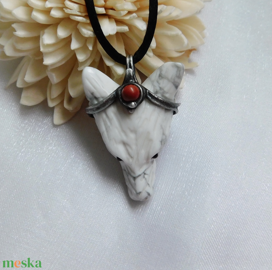 Howlit farkas medál vörös jáspissal - ékszer - nyaklánc - medál - Meska.hu