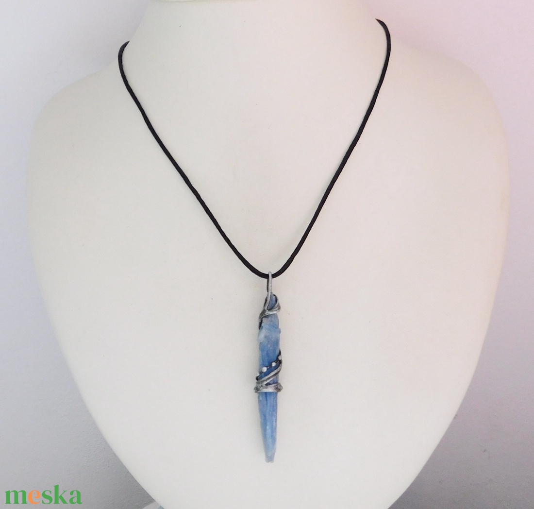 Kétoldalas nyers kianit medál  - ékszer - nyaklánc - hosszú nyaklánc - Meska.hu