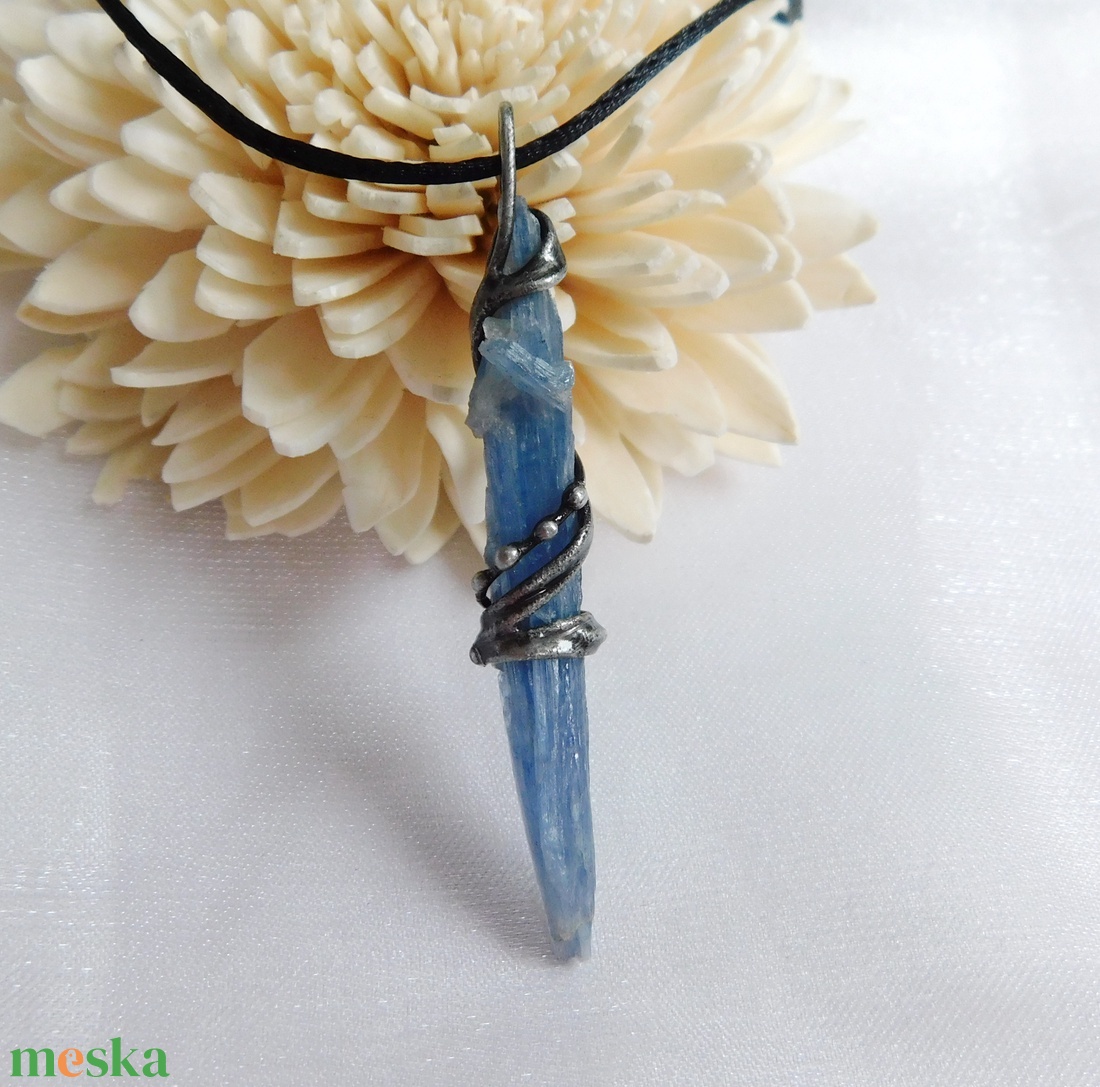 Kétoldalas nyers kianit medál  - ékszer - nyaklánc - hosszú nyaklánc - Meska.hu