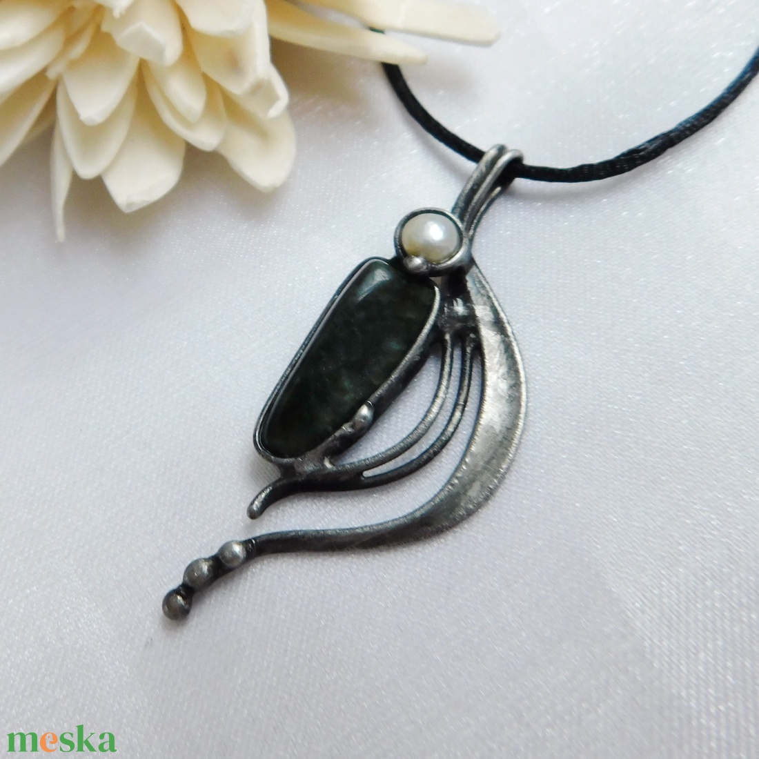 Szerafinit medál gyönggyel - ékszer - nyaklánc - medál - Meska.hu