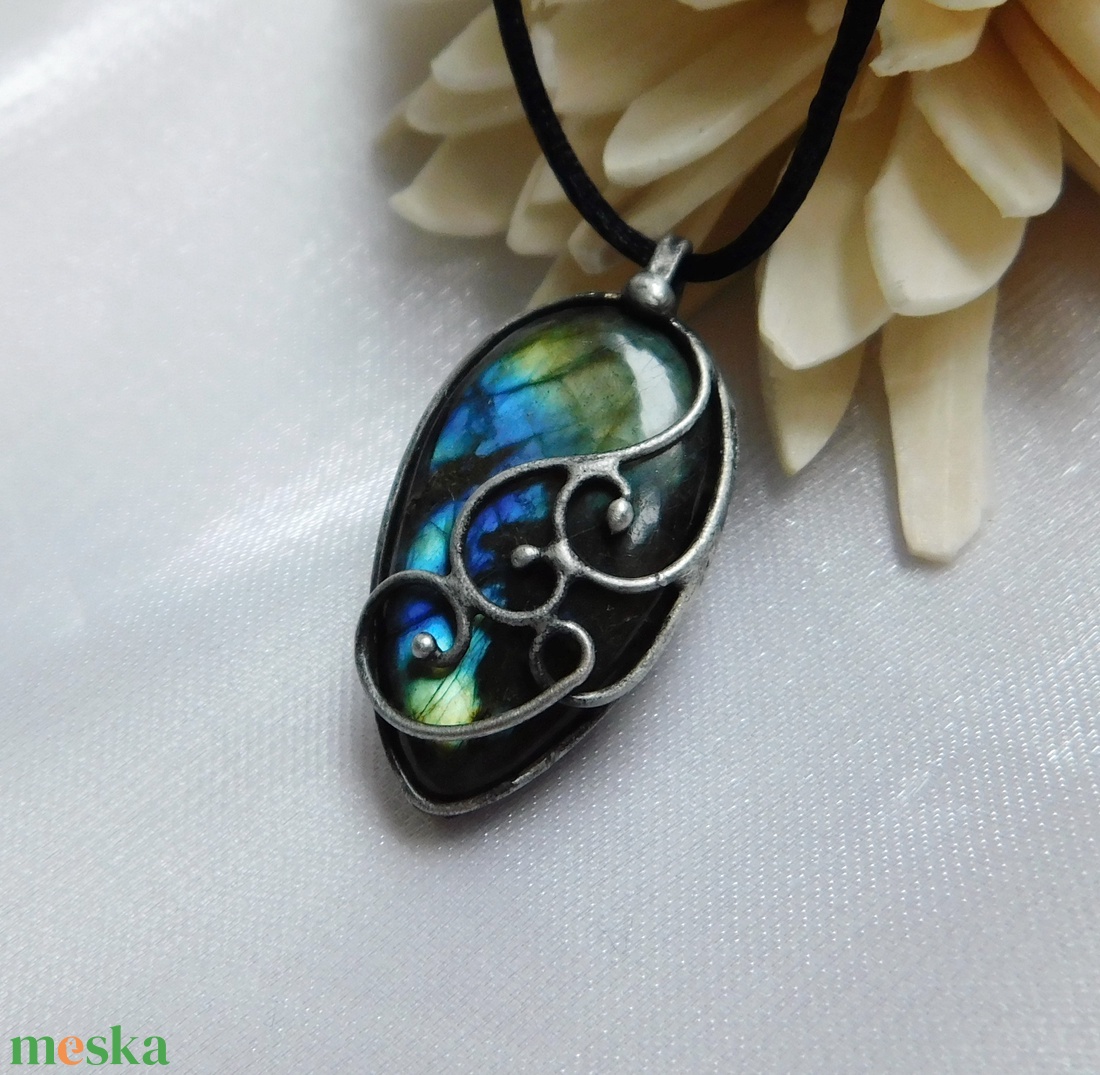 Labradorit medál - ékszer - nyaklánc - medálos nyaklánc - Meska.hu