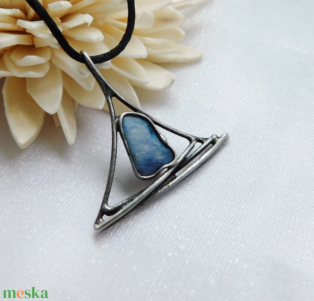 Kianit medál  - ékszer - nyaklánc - hosszú nyaklánc - Meska.hu