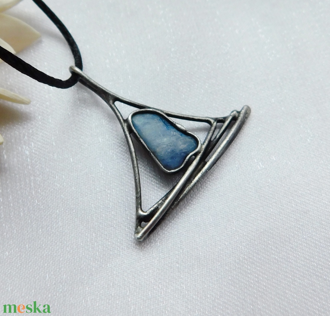 Kianit medál  - ékszer - nyaklánc - hosszú nyaklánc - Meska.hu
