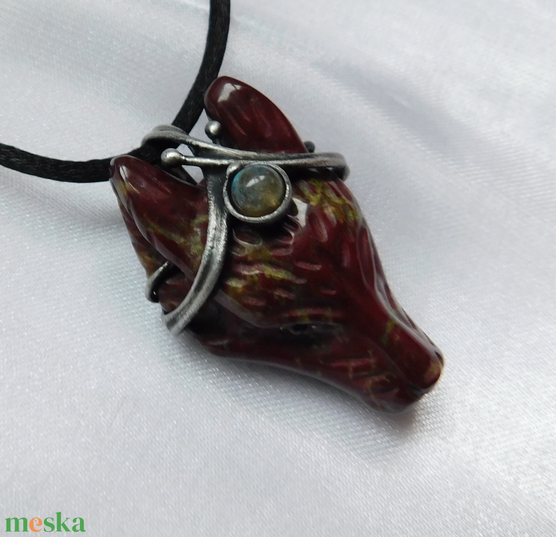 Sárkányvér jáspis farkas medál labradorittal - ékszer - nyaklánc - medál - Meska.hu