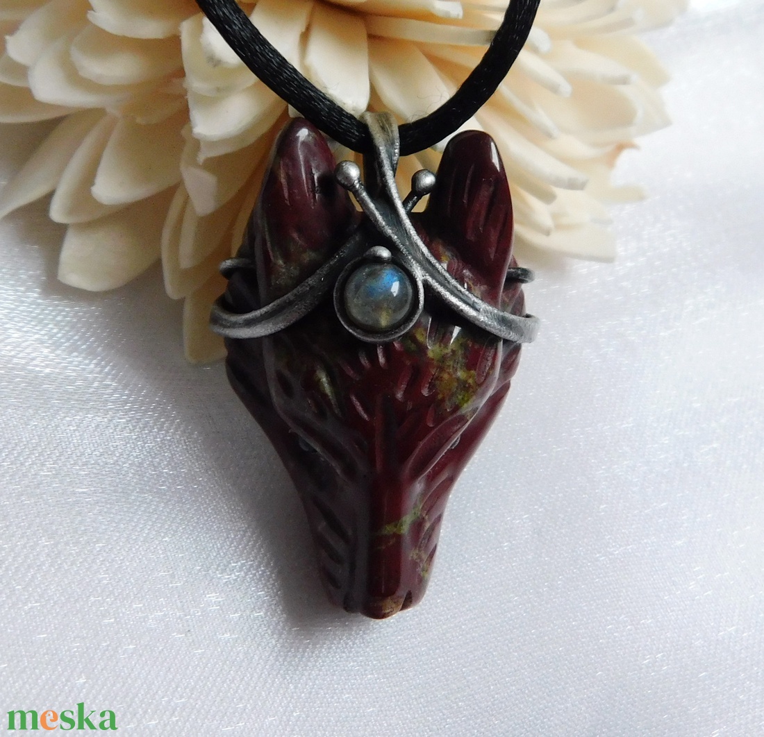 Sárkányvér jáspis farkas medál labradorittal - ékszer - nyaklánc - medál - Meska.hu