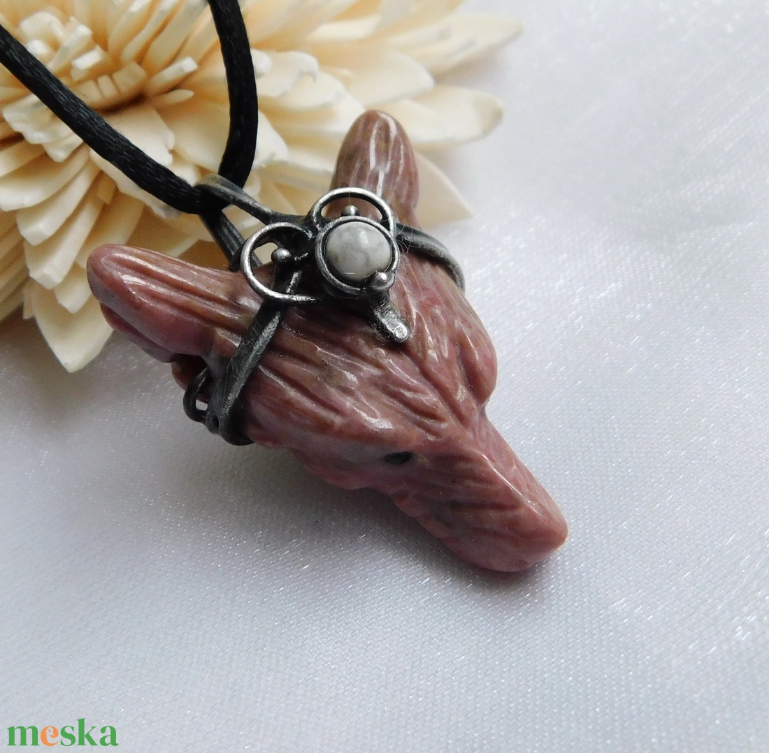 Rodonit farkas medál howlittal - ékszer - nyaklánc - medál - Meska.hu