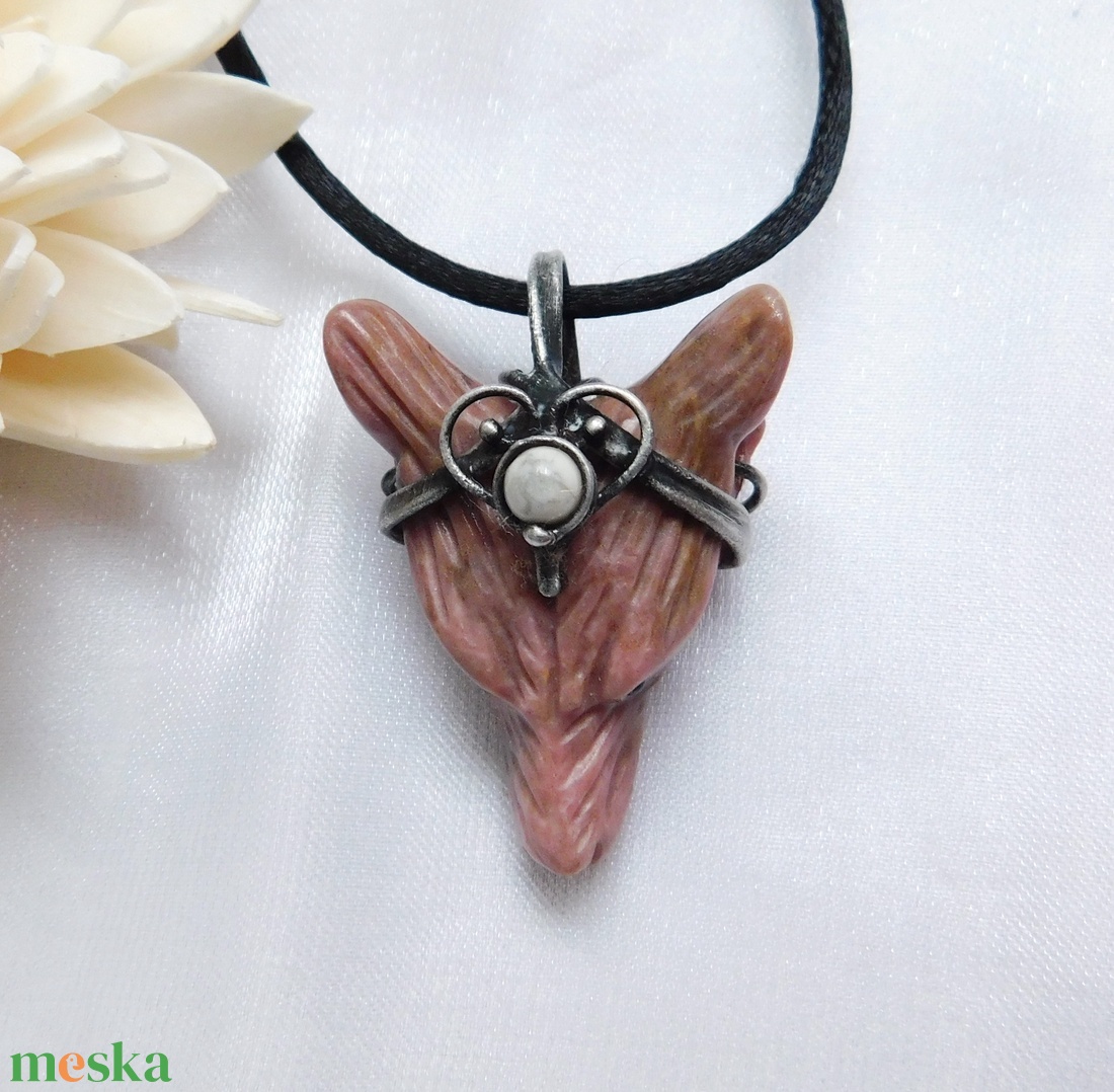 Rodonit farkas medál howlittal - ékszer - nyaklánc - medál - Meska.hu