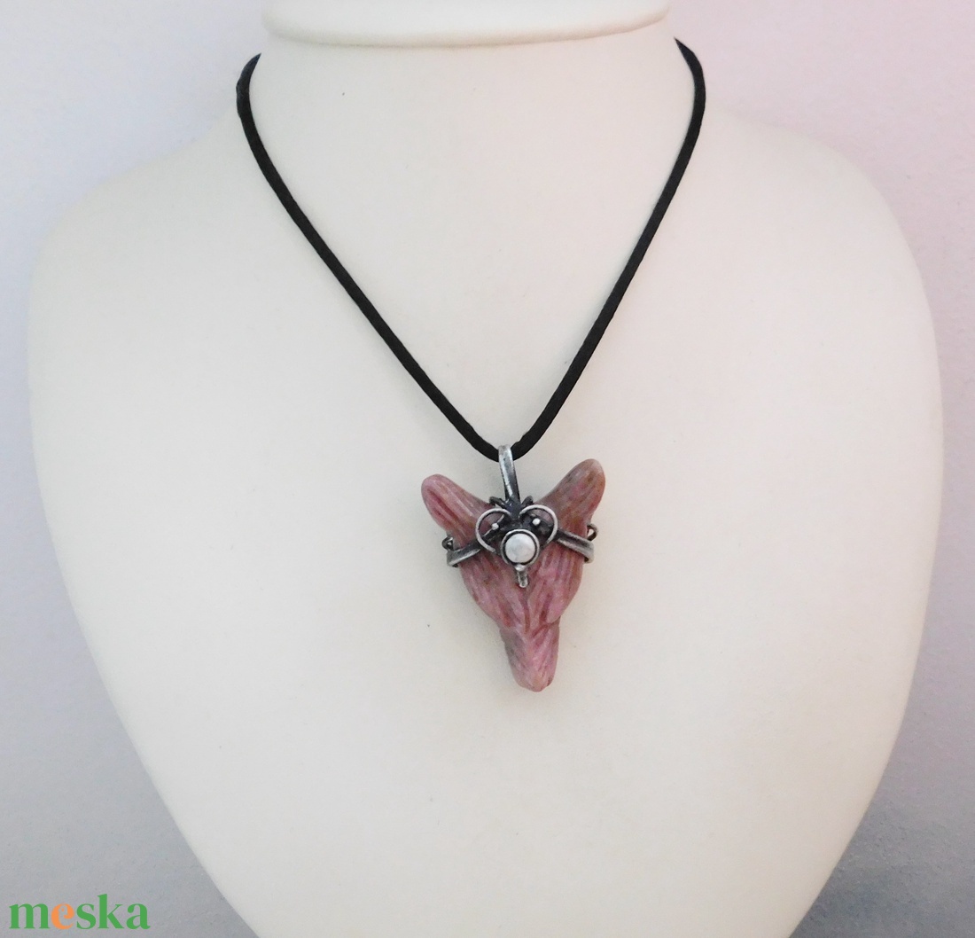 Rodonit farkas medál howlittal - ékszer - nyaklánc - medál - Meska.hu