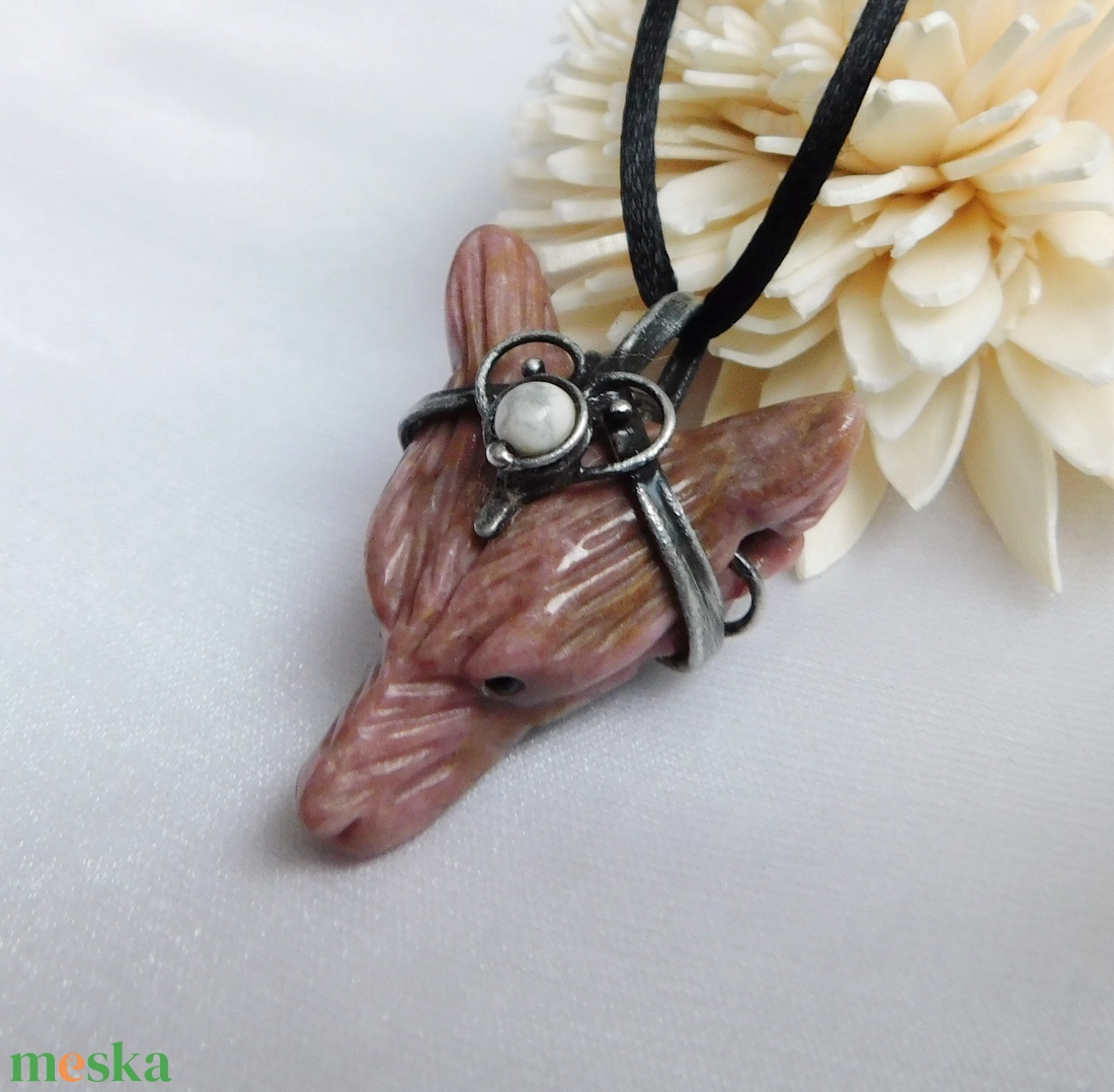 Rodonit farkas medál howlittal - ékszer - nyaklánc - medál - Meska.hu