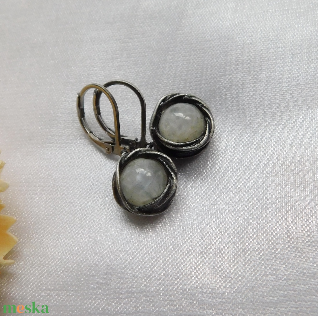 Szivárvány holdkő fülbevaló - ékszer - fülbevaló - lógós kerek fülbevaló - Meska.hu