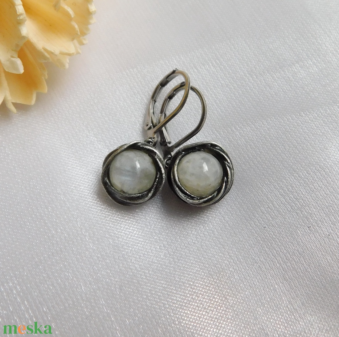 Szivárvány holdkő fülbevaló - ékszer - fülbevaló - lógós kerek fülbevaló - Meska.hu