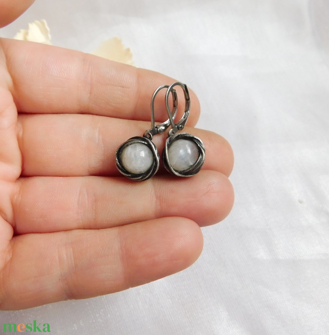 Szivárvány holdkő fülbevaló - ékszer - fülbevaló - lógós kerek fülbevaló - Meska.hu