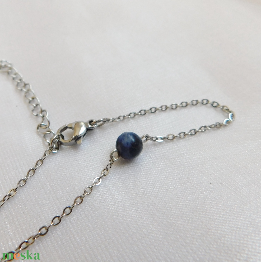 Acél karkötő dumortierit gyönggyel - ékszer - nyaklánc - medál - Meska.hu