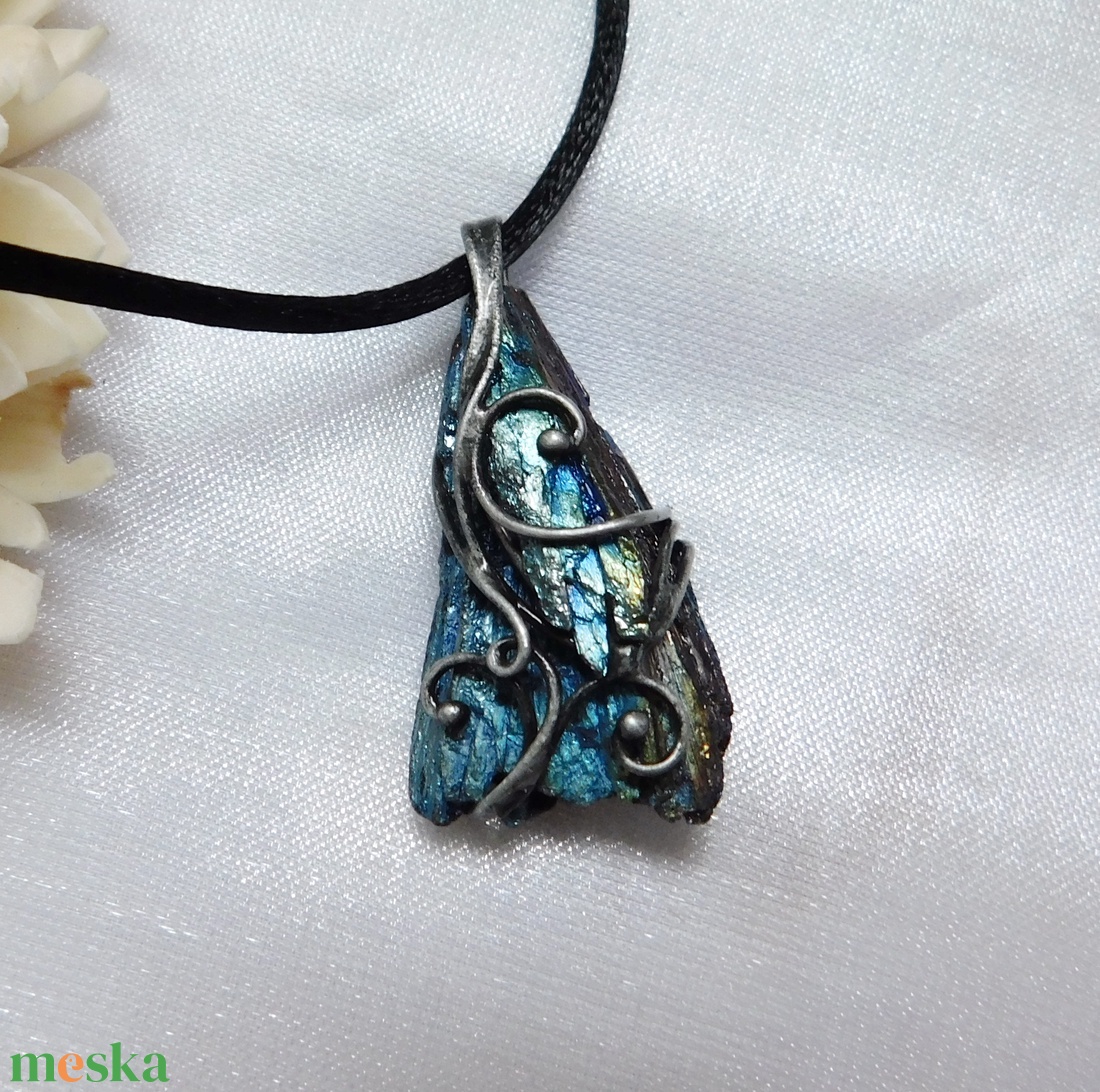 Kétoldalas nyers kianit medál - ékszer - nyaklánc - medál - Meska.hu