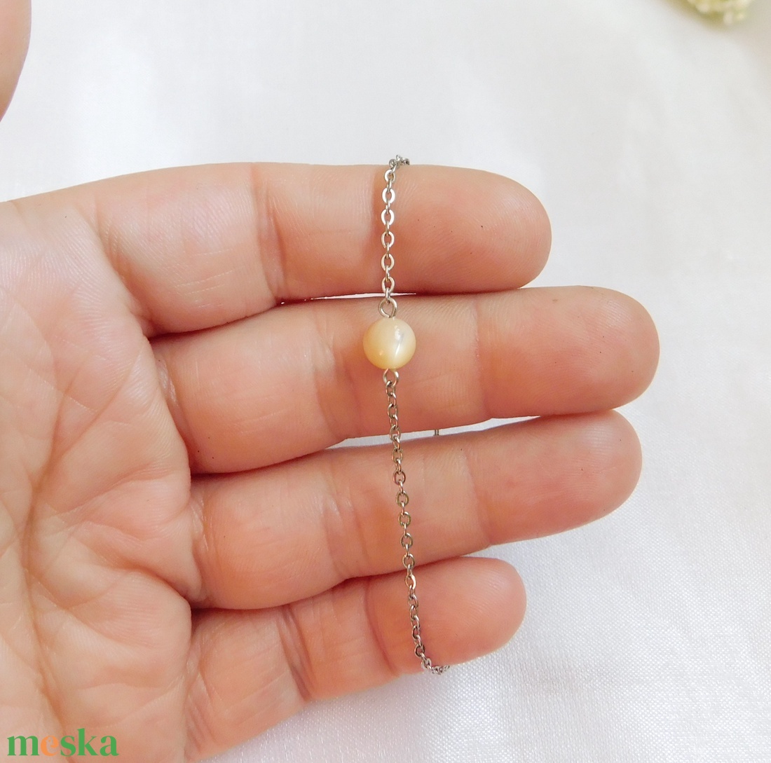 Gyöngyház karkötő - ékszer - karkötő - karkötő medállal - Meska.hu