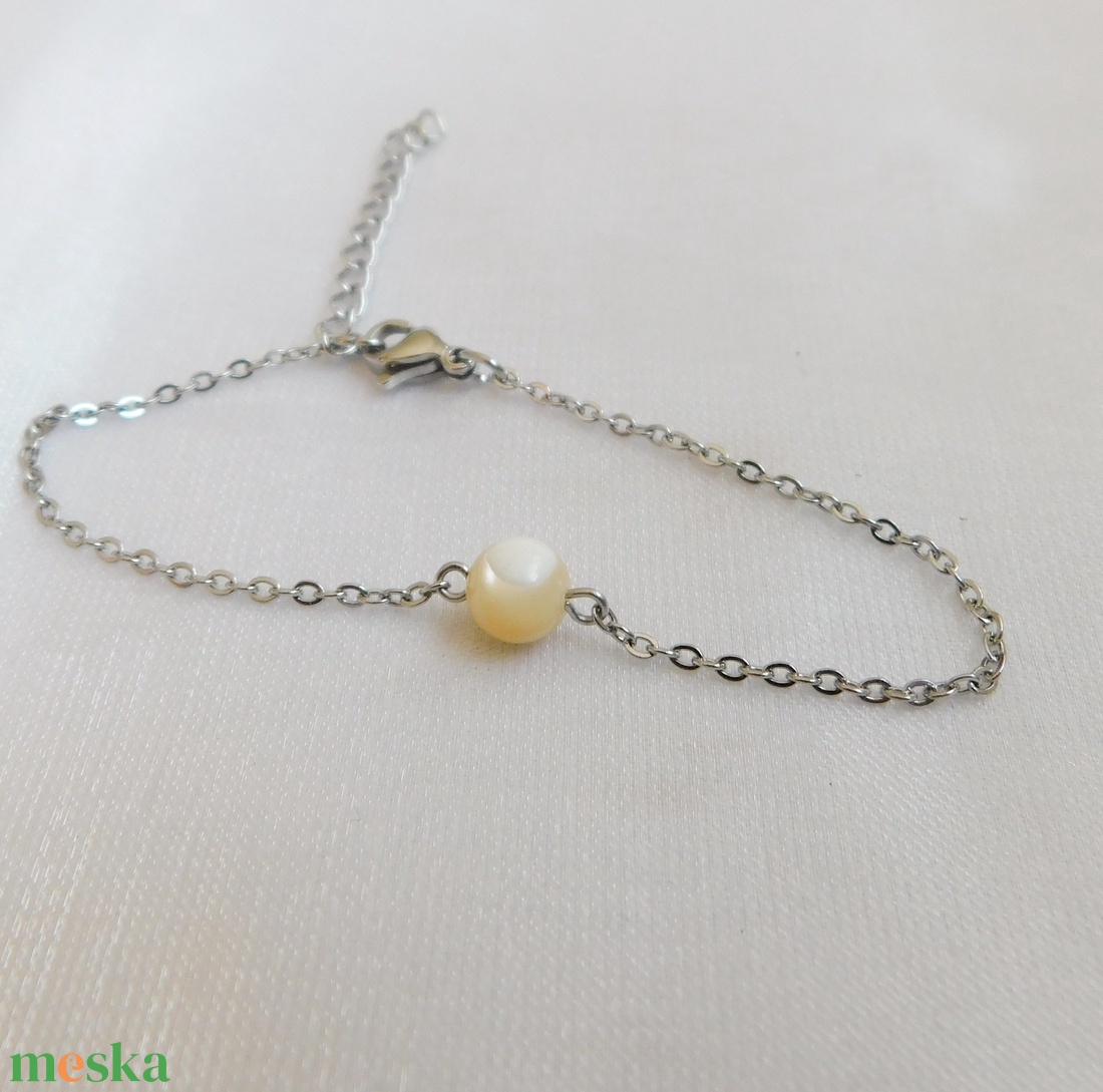 Gyöngyház karkötő - ékszer - karkötő - karkötő medállal - Meska.hu