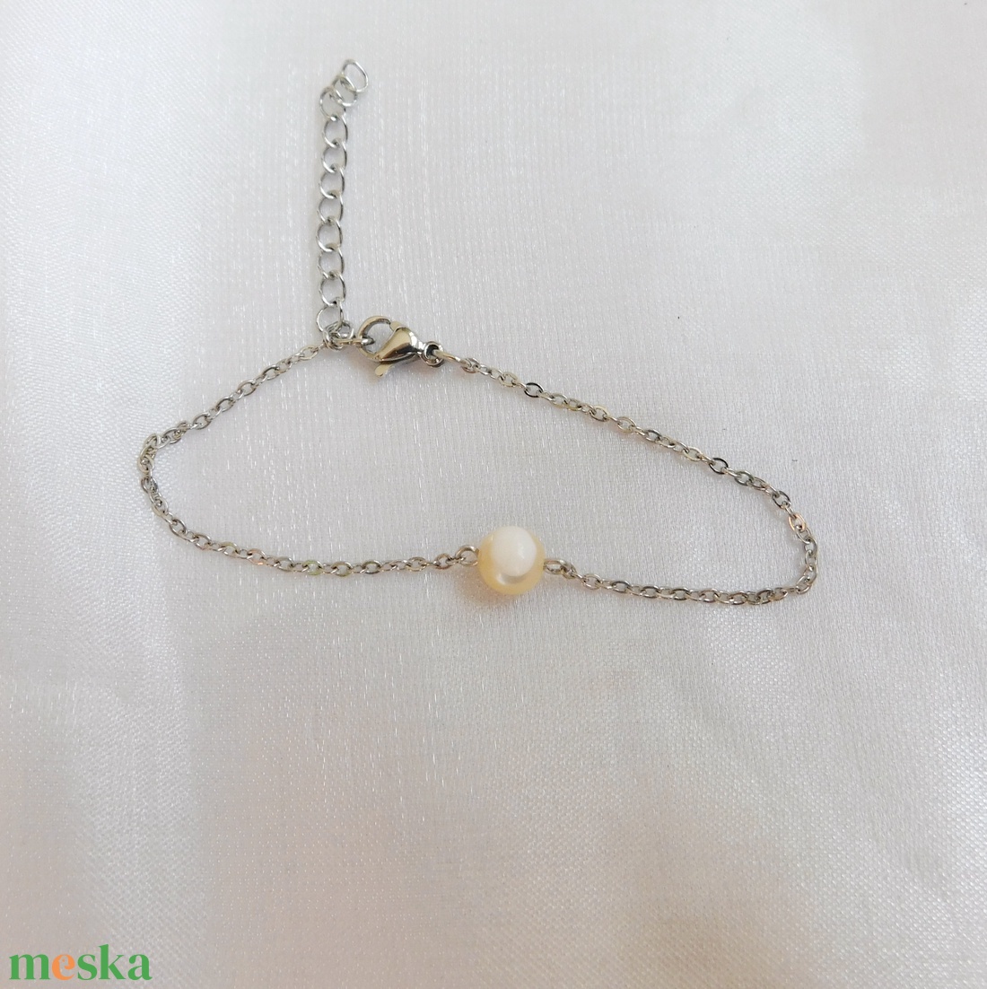 Gyöngyház karkötő - ékszer - karkötő - karkötő medállal - Meska.hu