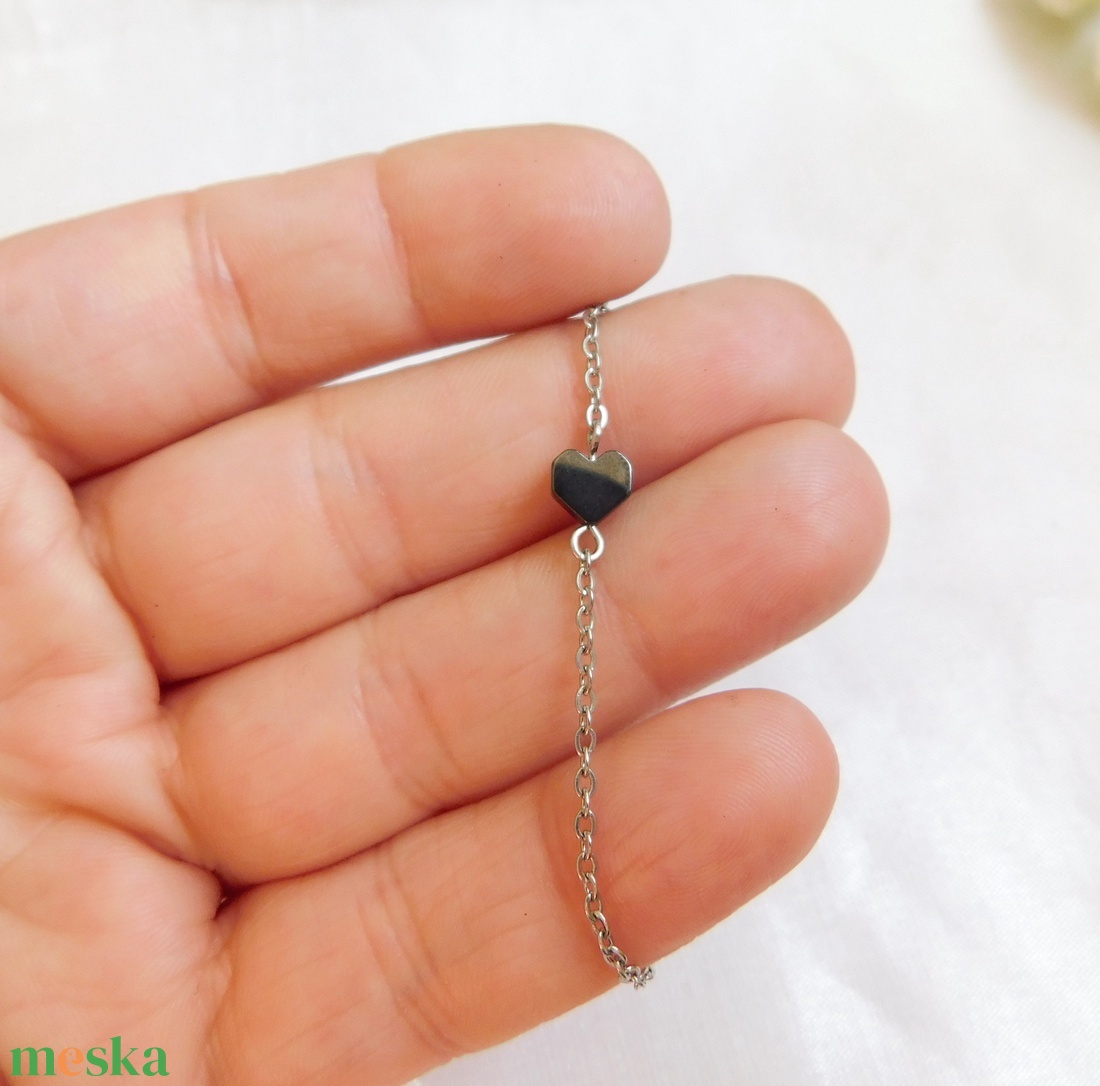 Acél karkötő hematittal - ékszer - nyaklánc - medál - Meska.hu