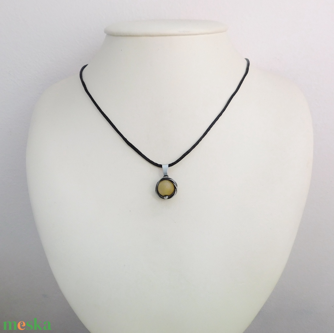 Mini kalcit medál - ékszer - nyaklánc - medál - Meska.hu