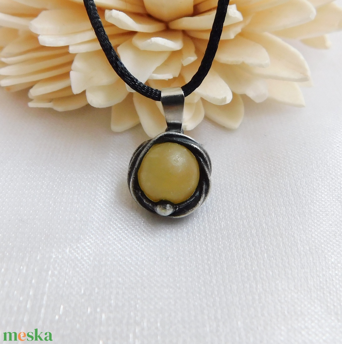 Mini kalcit medál - ékszer - nyaklánc - medál - Meska.hu