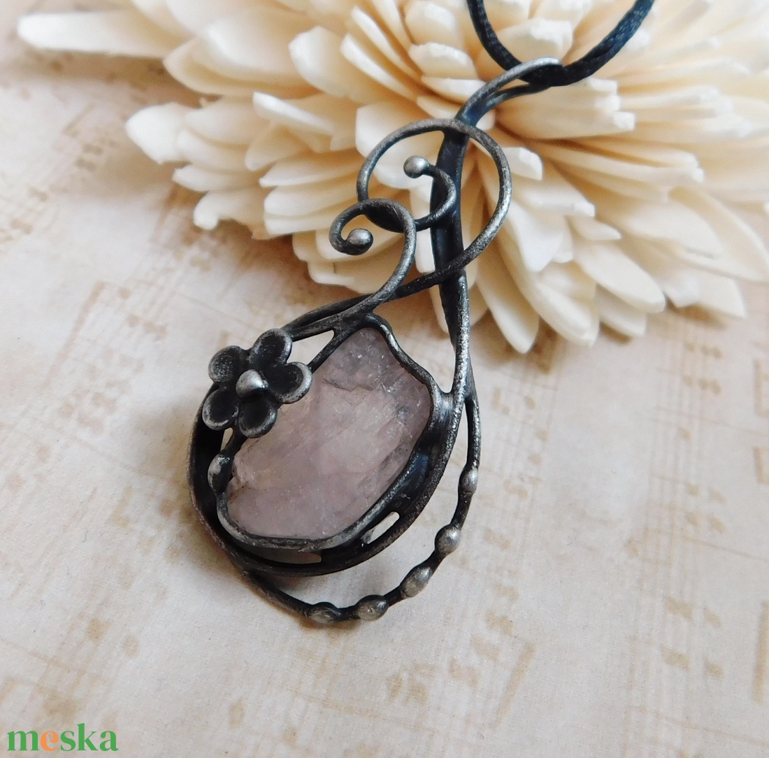 Morganit medál - ékszer - nyaklánc - medálos nyaklánc - Meska.hu