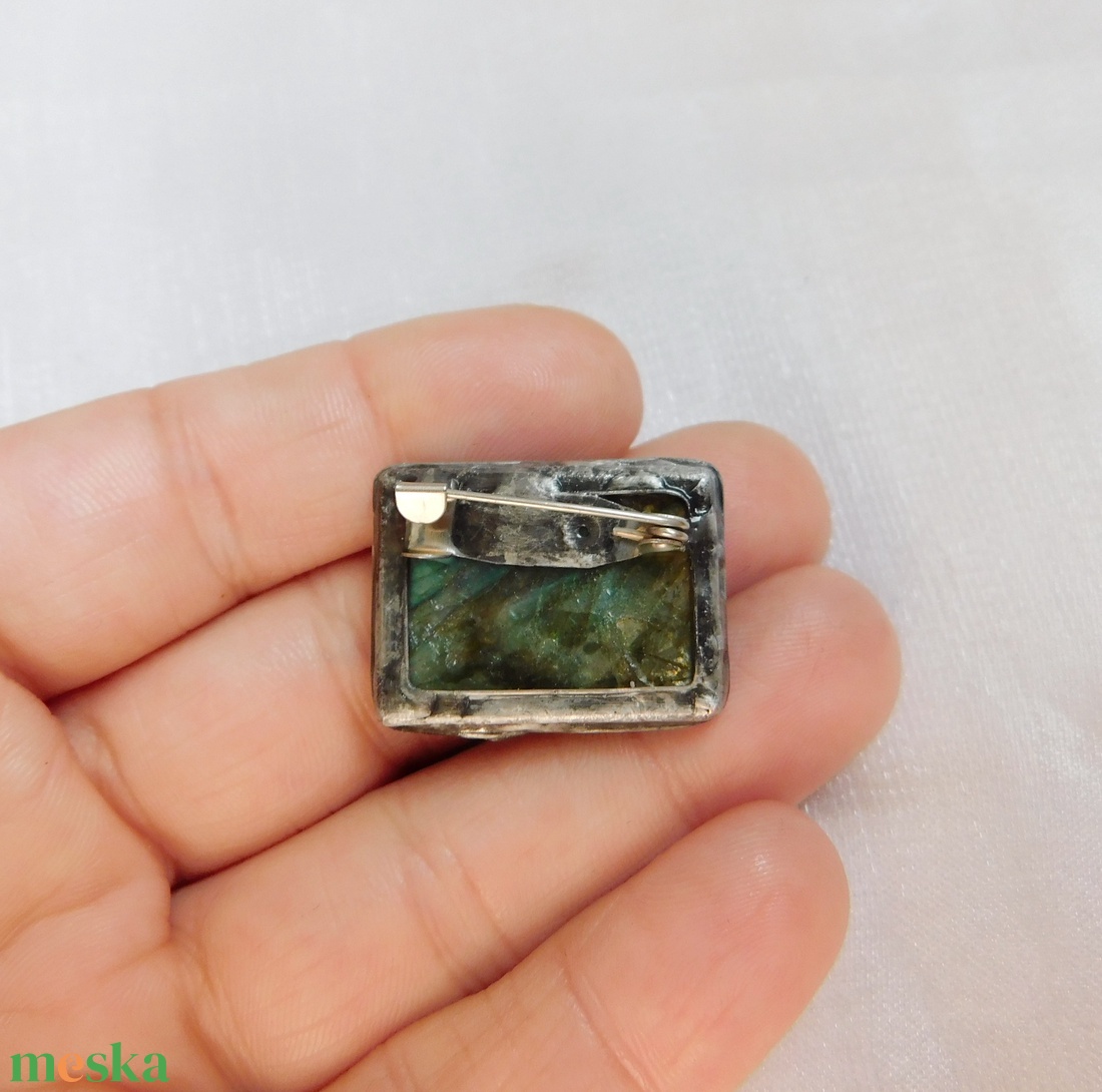 Labradorit bross / kitűző folyami gyönggyel - ékszer - kitűző és bross - Meska.hu