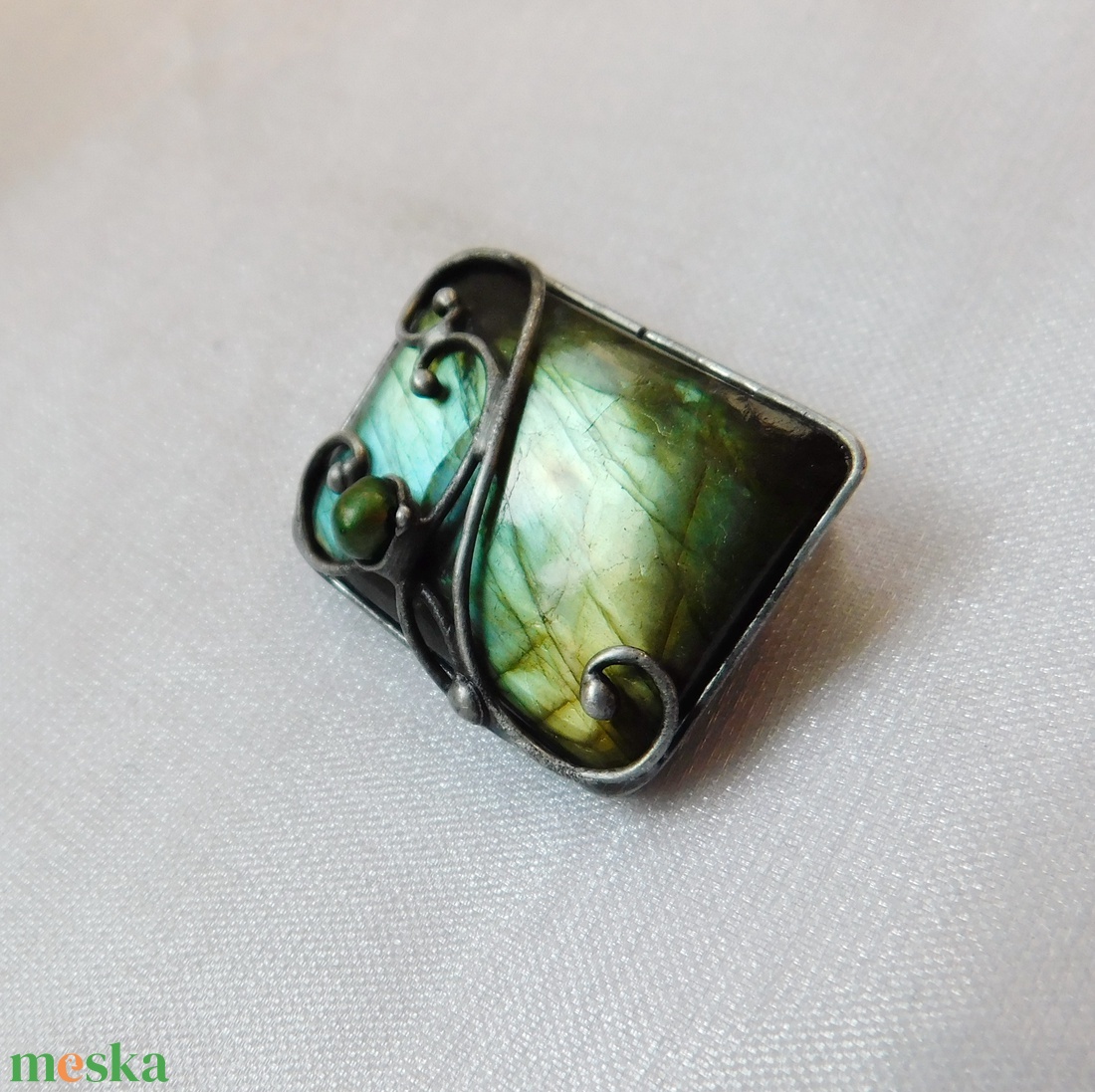 Labradorit bross / kitűző folyami gyönggyel - ékszer - kitűző és bross - Meska.hu