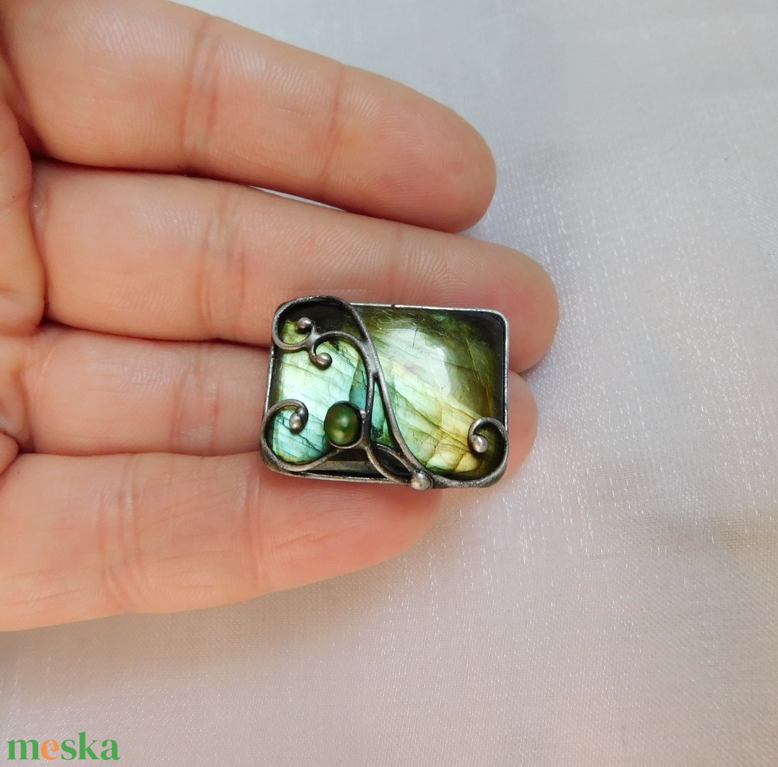 Labradorit bross / kitűző folyami gyönggyel - ékszer - kitűző és bross - Meska.hu