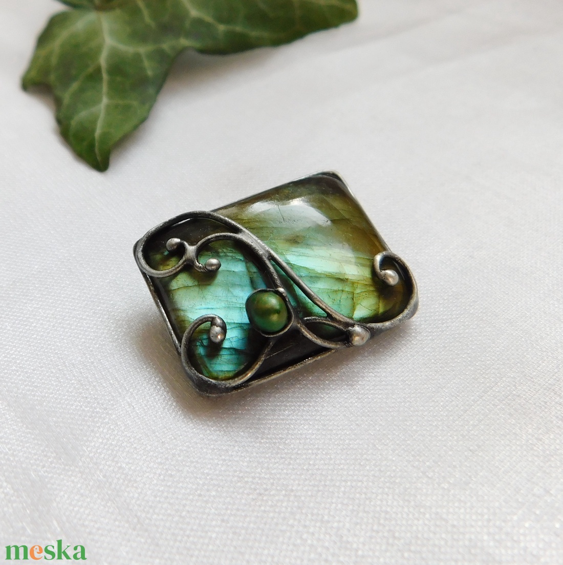 Labradorit bross / kitűző folyami gyönggyel - ékszer - kitűző és bross - Meska.hu