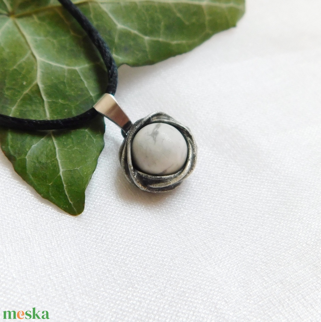 Mini howlit medál - ékszer - nyaklánc - medál - Meska.hu