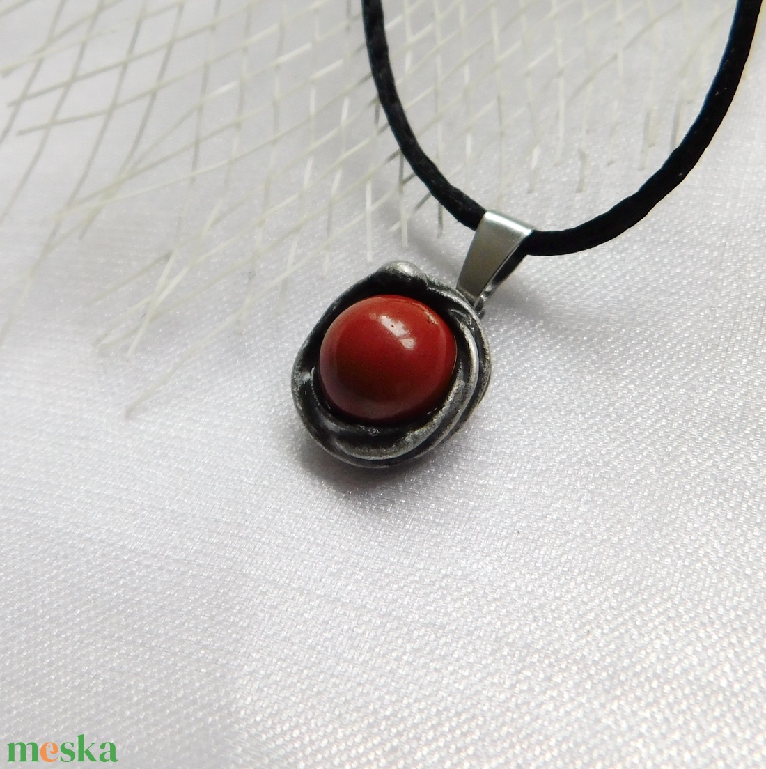 Mini vörös jáspis medál  - ékszer - nyaklánc - medálos nyaklánc - Meska.hu