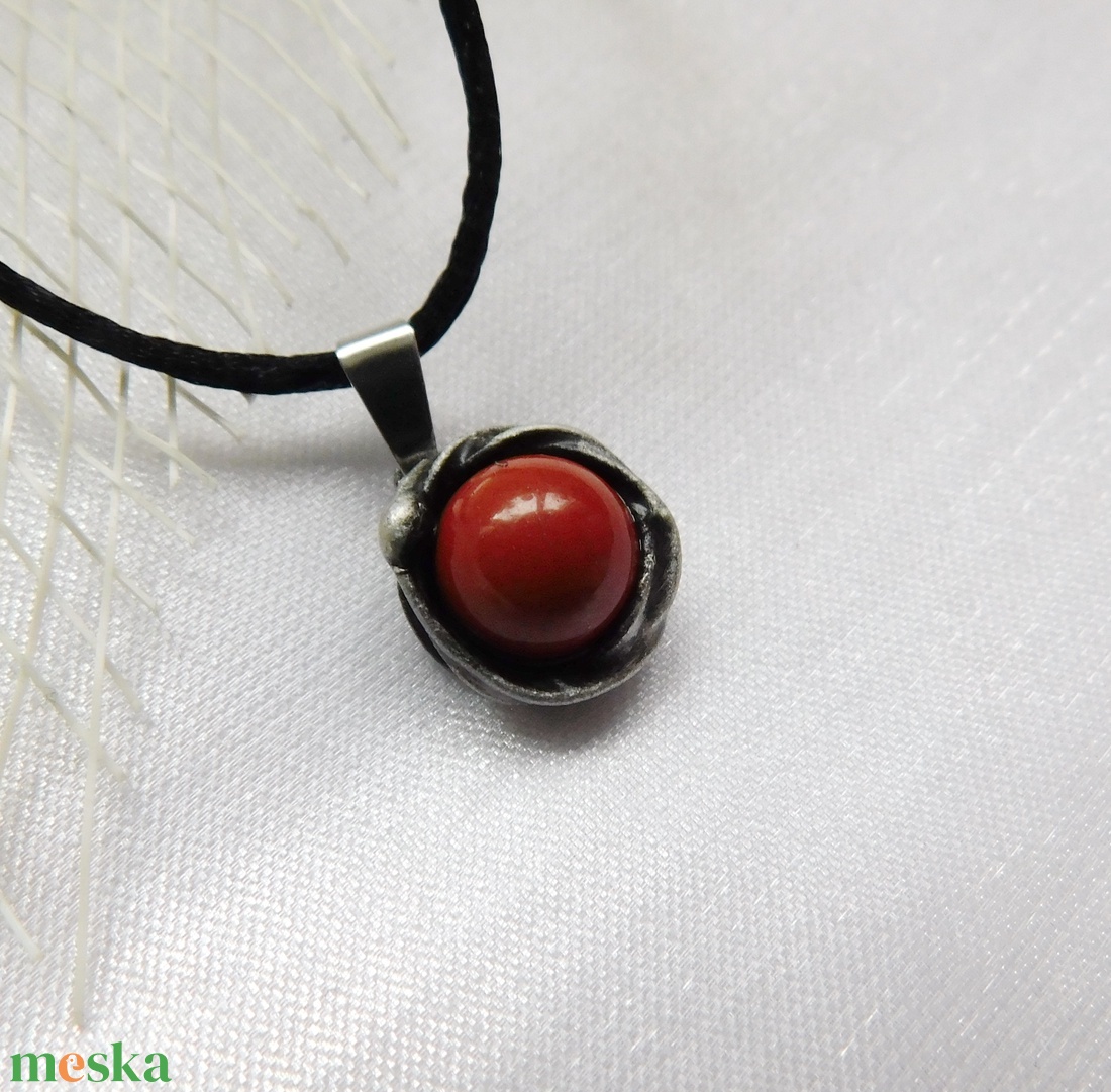 Mini vörös jáspis medál  - ékszer - nyaklánc - medálos nyaklánc - Meska.hu