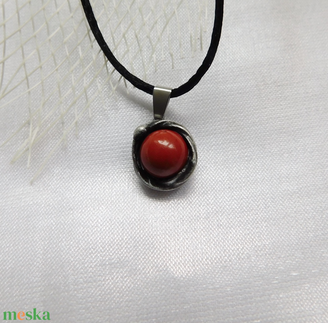 Mini vörös jáspis medál  - ékszer - nyaklánc - medálos nyaklánc - Meska.hu