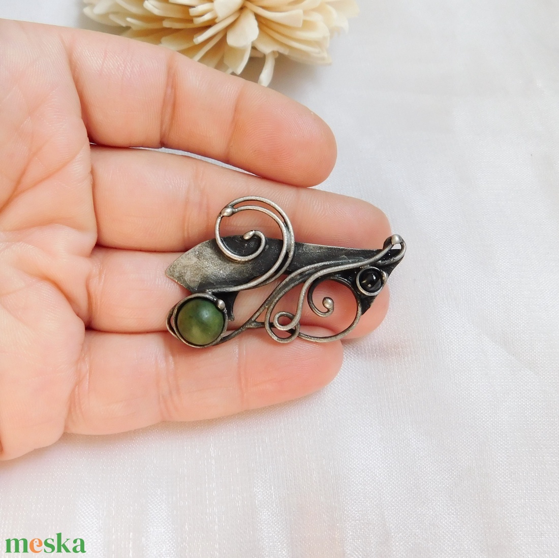 Nefrit bross / kitűző - ékszer - kitűző és bross - Meska.hu