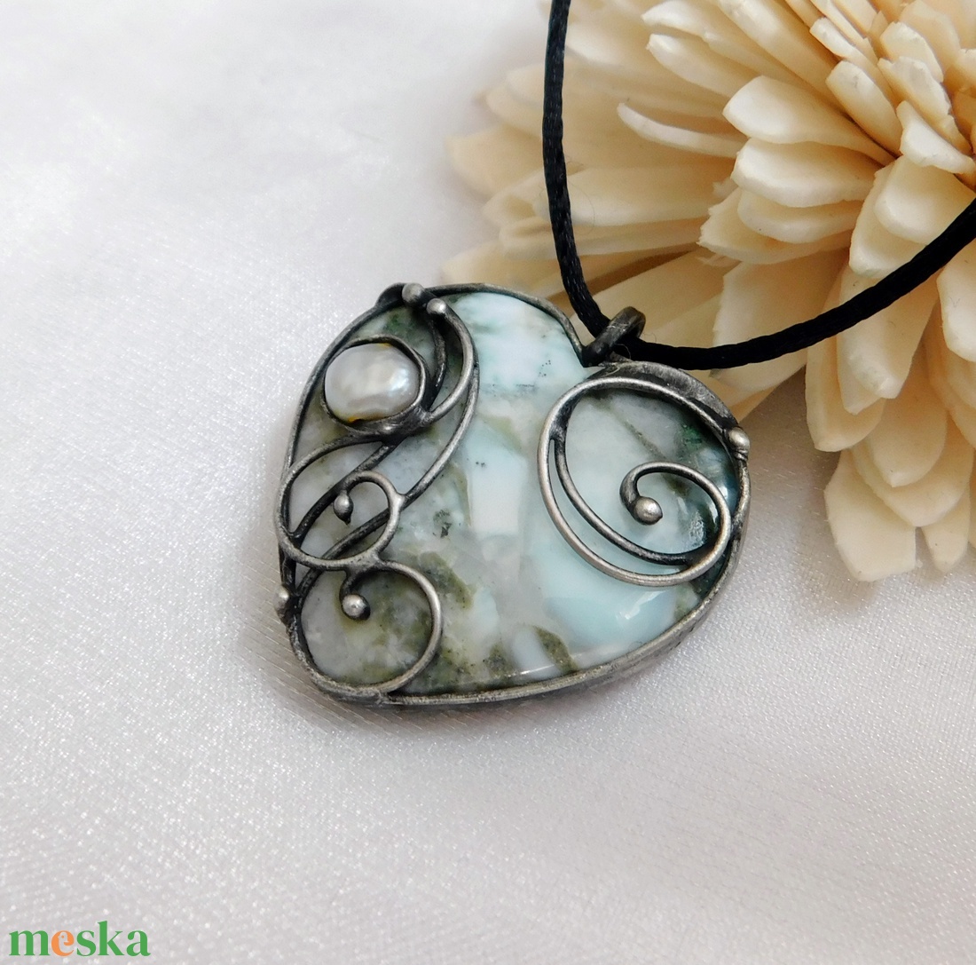Larimár medál folyami gyönggyel - ékszer - nyaklánc - medál - Meska.hu