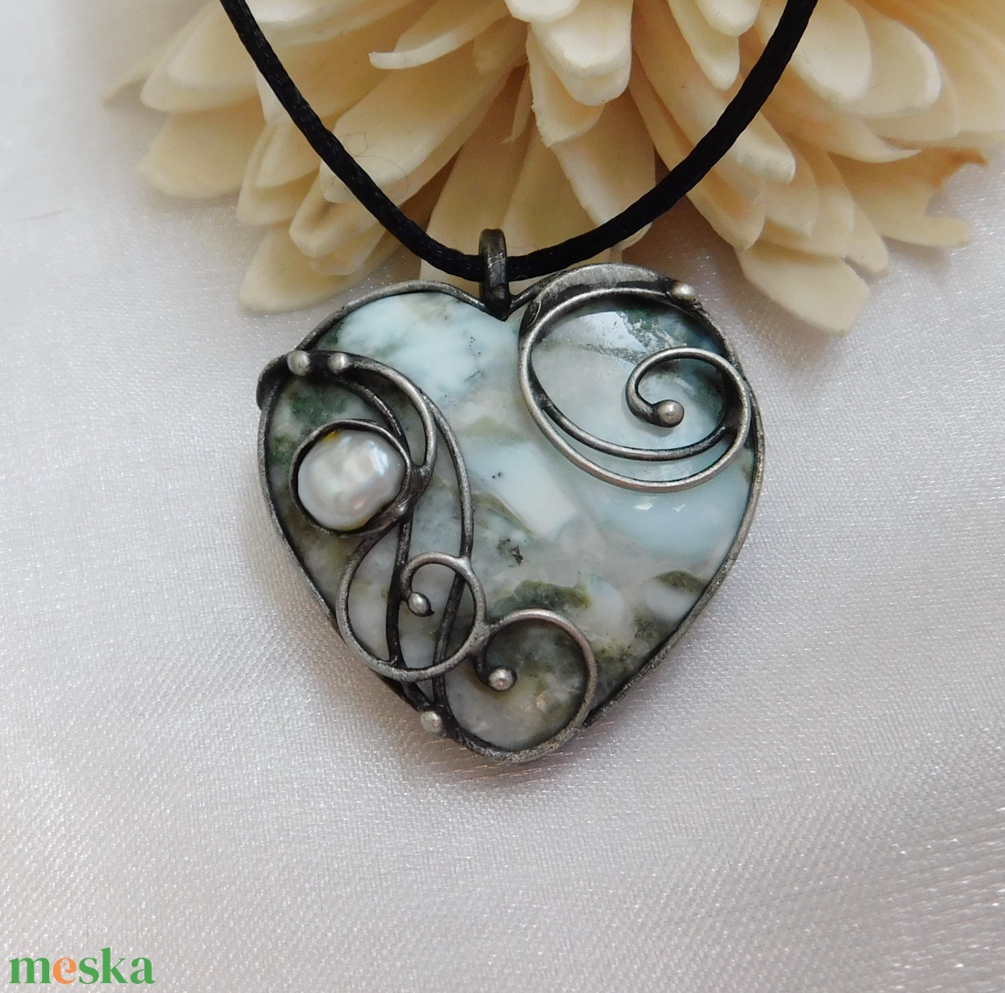 Larimár medál folyami gyönggyel - ékszer - nyaklánc - medál - Meska.hu